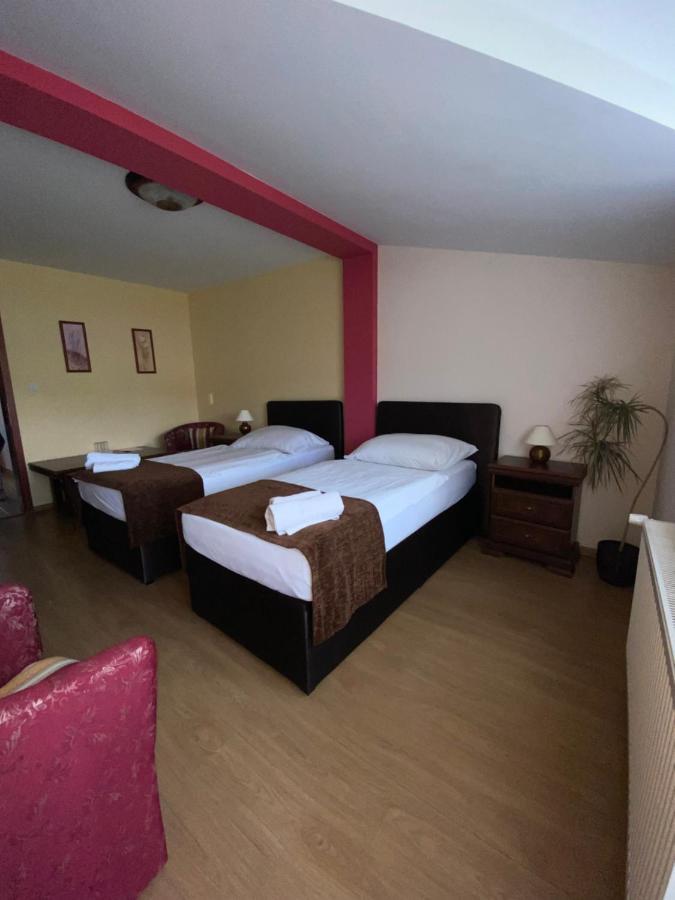 Konsky Dvor Hotel Berzéte Kültér fotó
