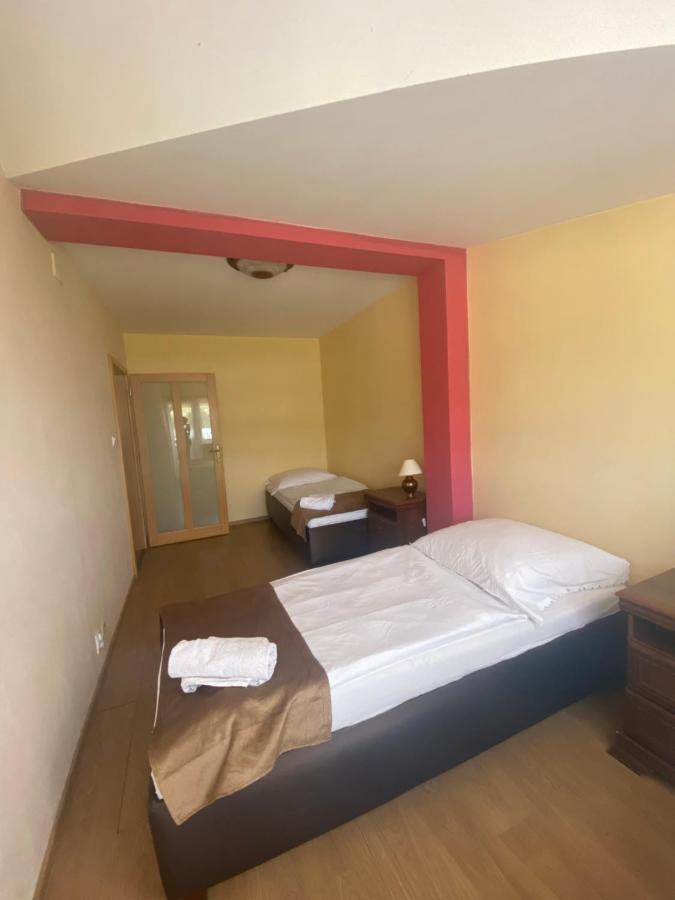 Konsky Dvor Hotel Berzéte Kültér fotó