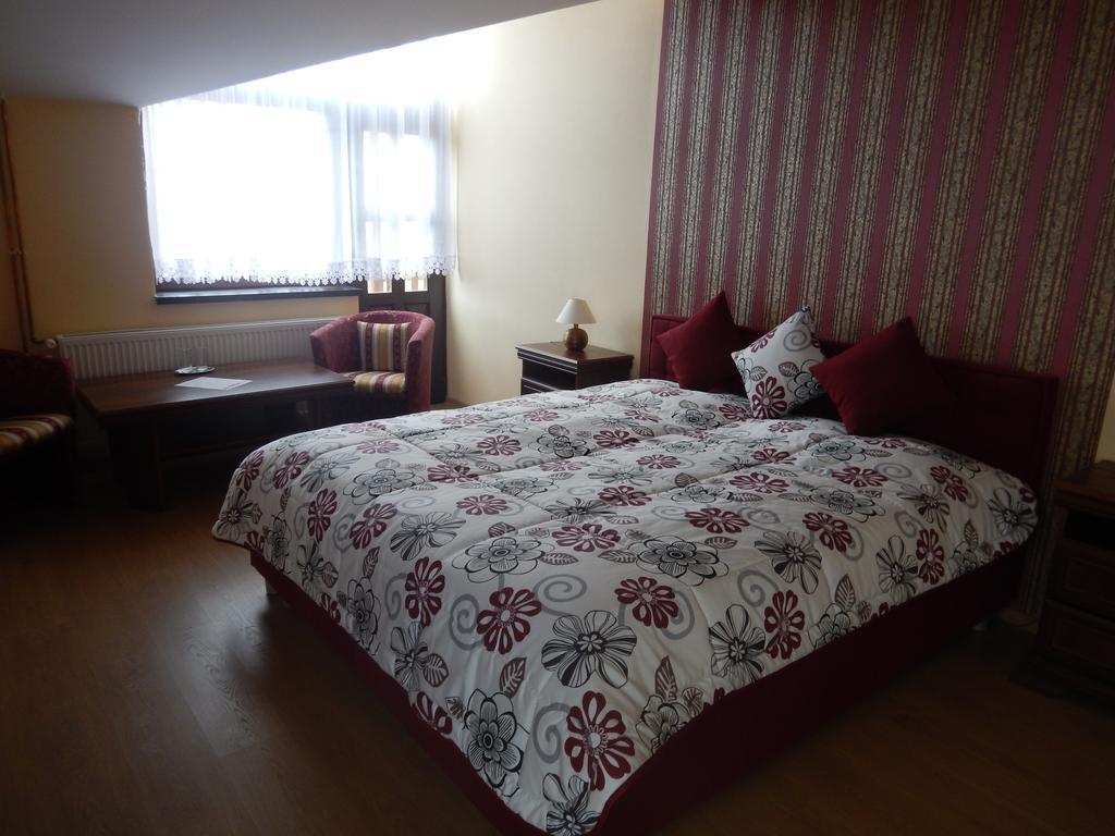 Konsky Dvor Hotel Berzéte Szoba fotó