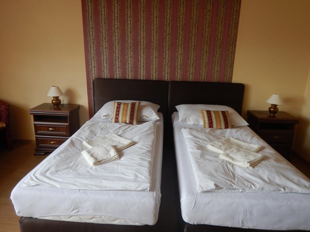 Konsky Dvor Hotel Berzéte Szoba fotó